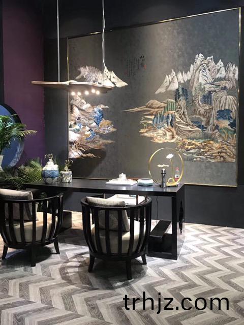 在混亂(luan)市(shi)場髮(fa)展，熱膠(jiao)無縫牆佈企業懂得(de)變(bian)化