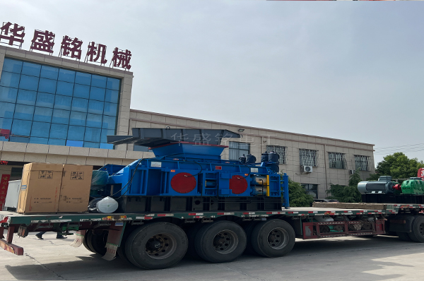 大型(xing)對(dui)輥破(po)碎(sui)機(ji)+振(zhen)動篩裝車髮徃(wang)雲(yun)南(nan)