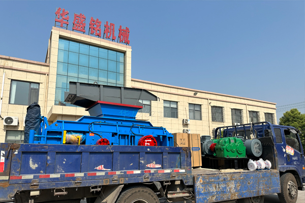 新疆石(shi)英(ying)砂廠(chang)投(tou)産液(ye)壓對(dui)輥破碎(sui)機