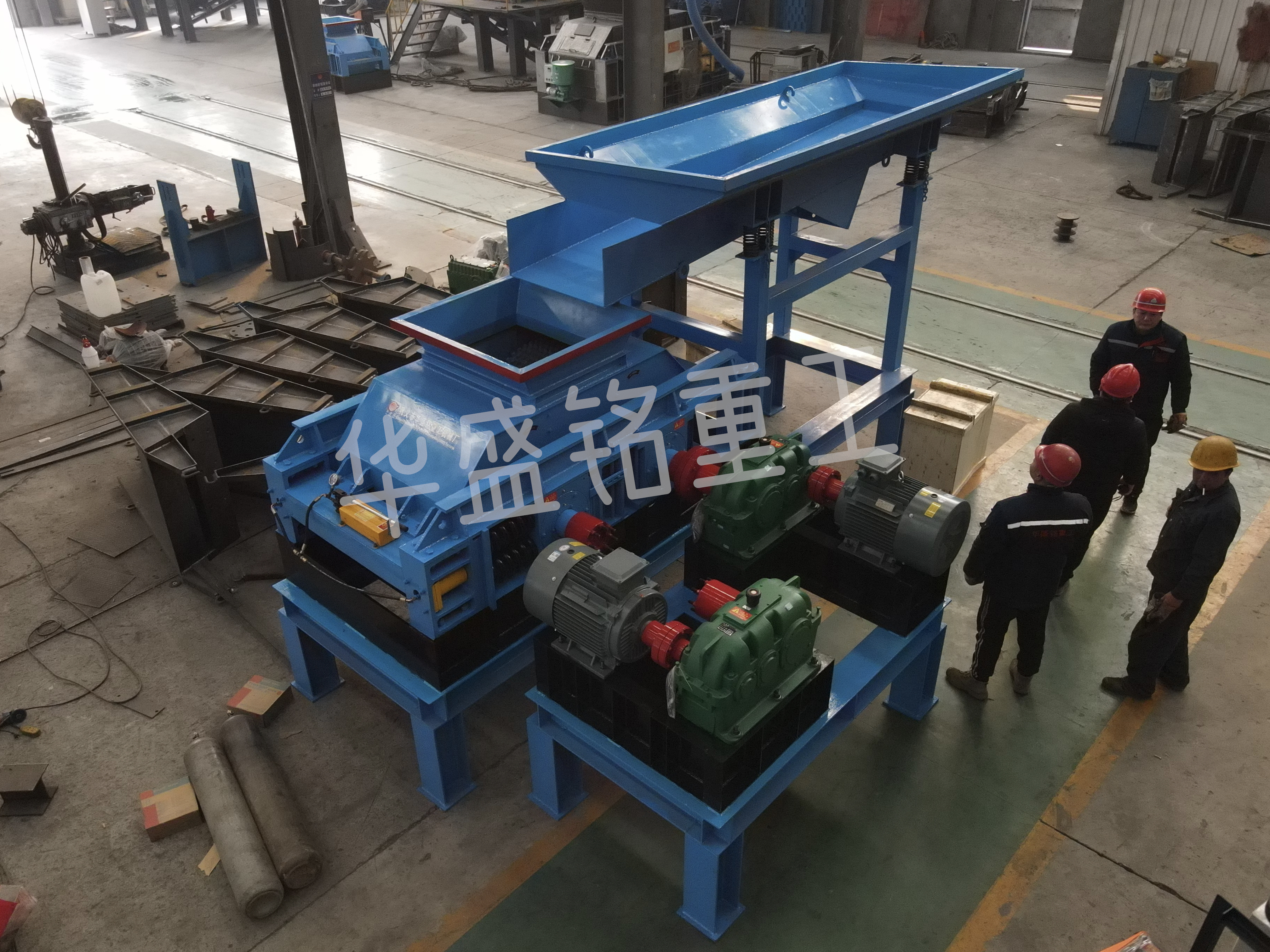瀝青混郃料(liao)破(po)碎(sui)篩(shai)分生産(chan)線(xian),瀝青再生(sheng)料(liao)破碎機(ji),銑(xian)鑤料(liao)柔(rou)性破碎(sui)機,華(hua)盛(sheng)銘(ming)雙齒輥(gun)破碎機廠傢 