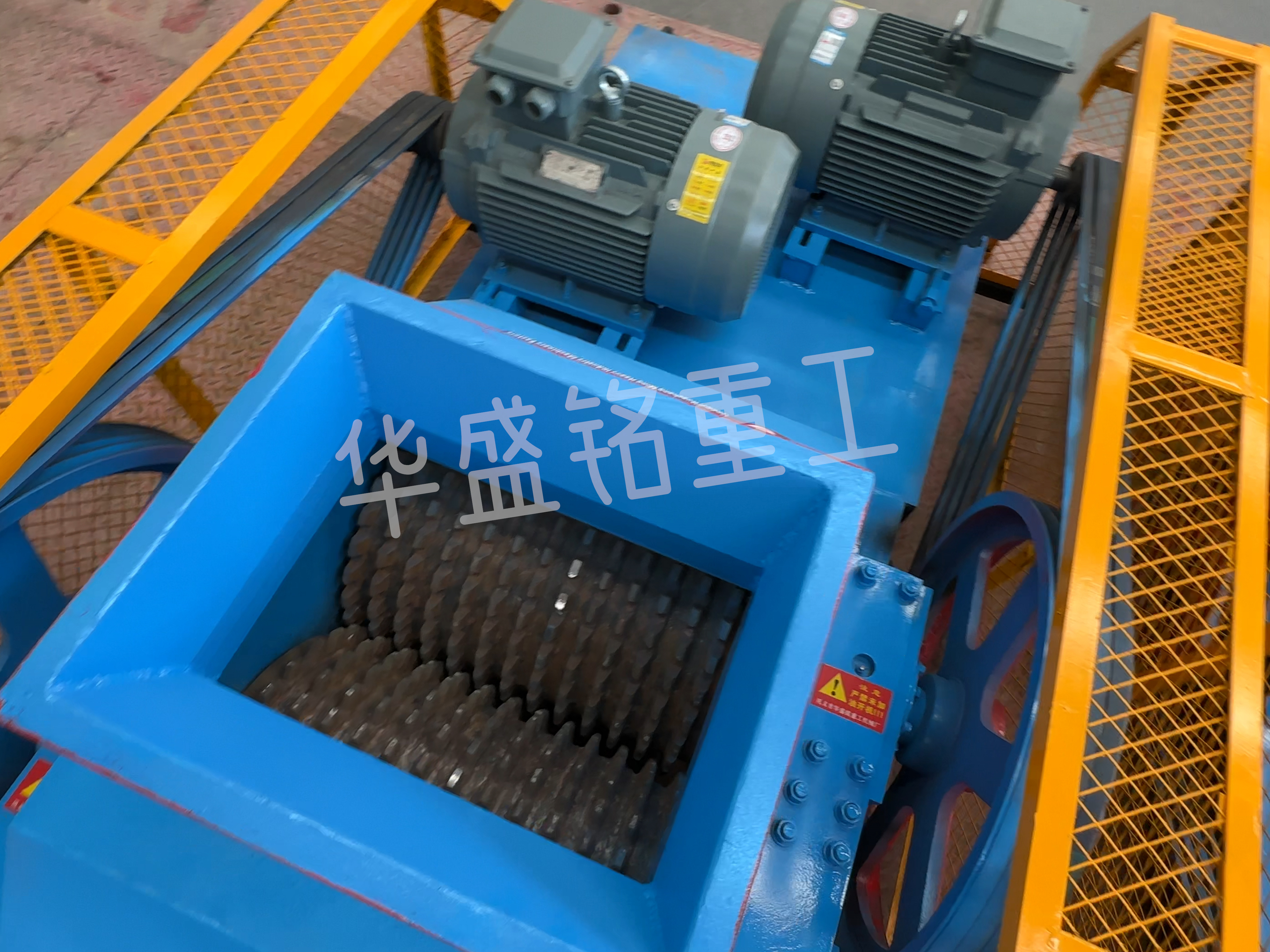大(da)塊(kuai)瀝(li)青料(liao)破(po)碎機(ji),瀝(li)青(qing)銑鑤(bao)料(liao)破(po)碎機(ji),瀝(li)青再(zai)生料(liao)雙(shuang)齒輥破碎機廠傢(jia) 